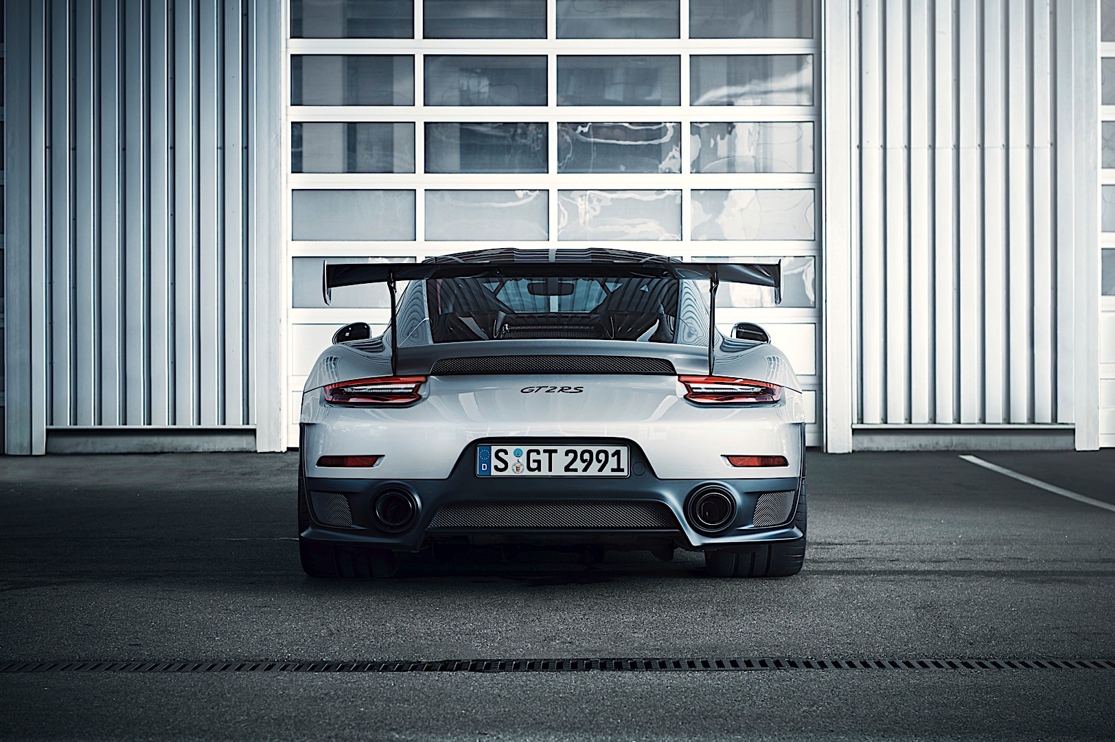 Porsche 911 Gt2 Rs photo 2