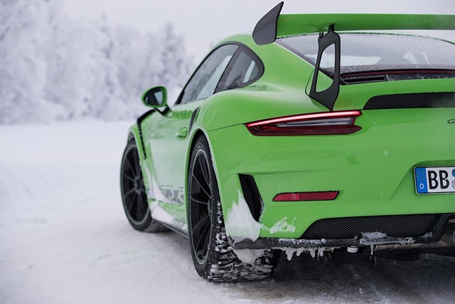 Porsche 911 Gt3 Rs photo 2