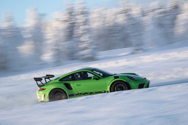 Porsche 911 Gt3 Rs photo 3
