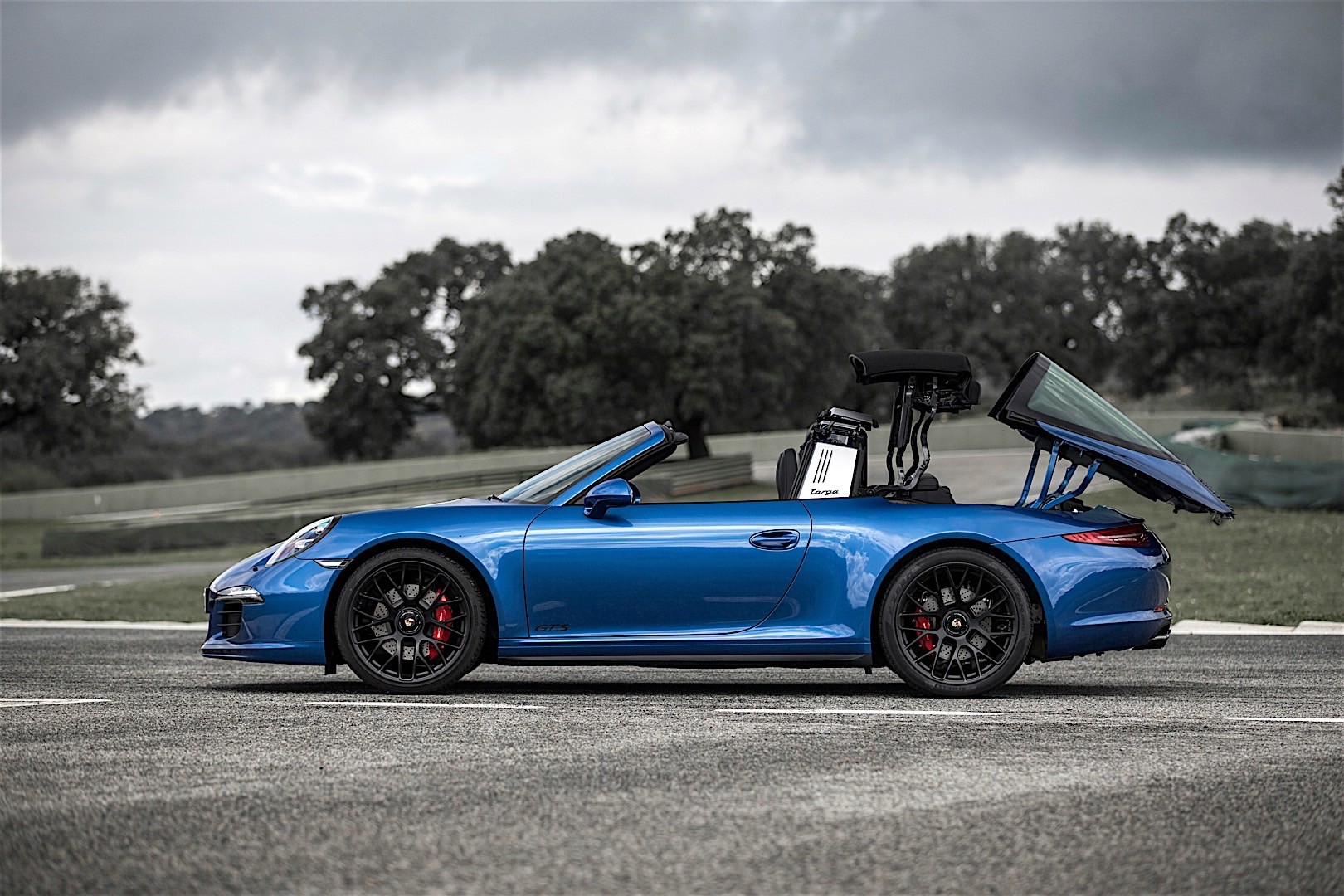 Porsche 911 Targa 4 Gts photo 16