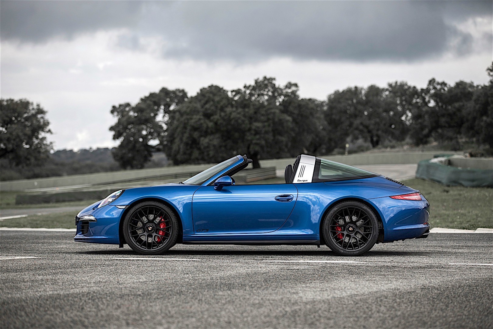 Porsche 911 Targa 4 Gts photo 2