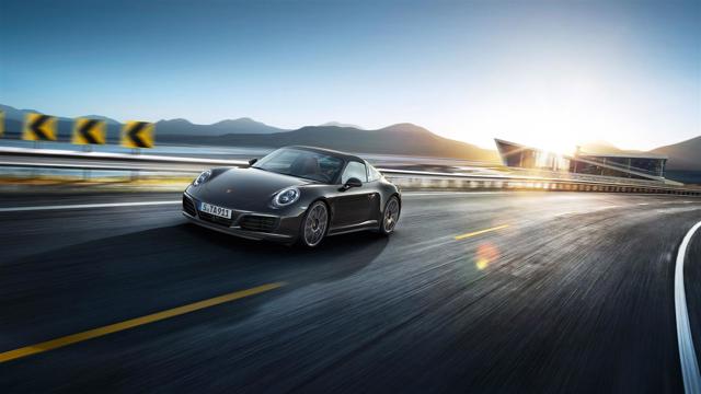 Porsche 911 Targa 4 photo 2