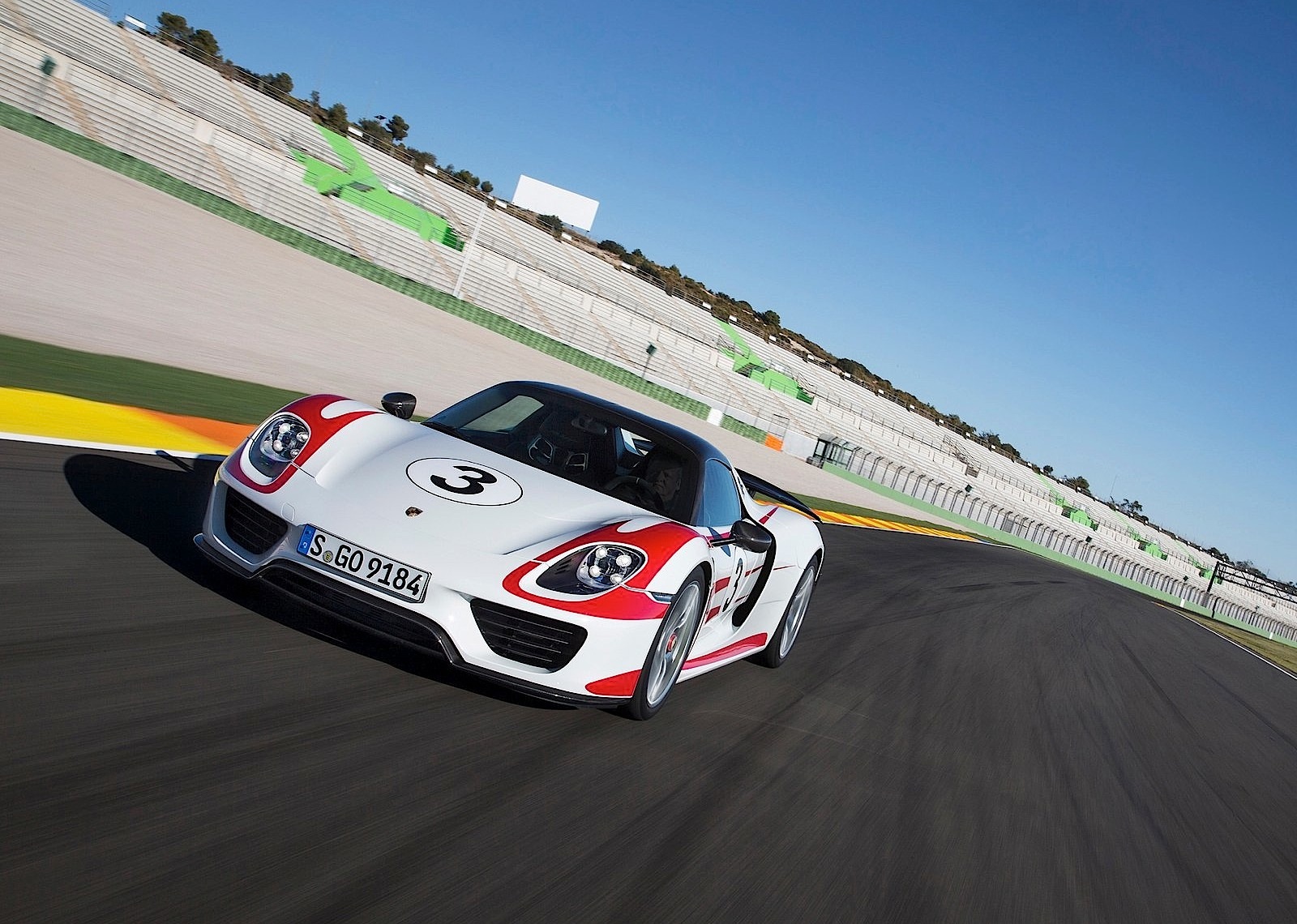 Porsche 918 photo 7