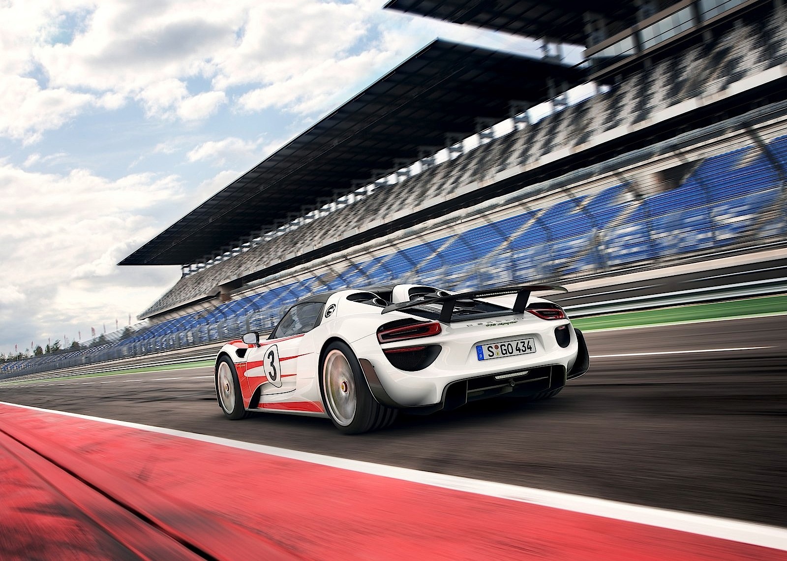 Porsche 918 photo 9