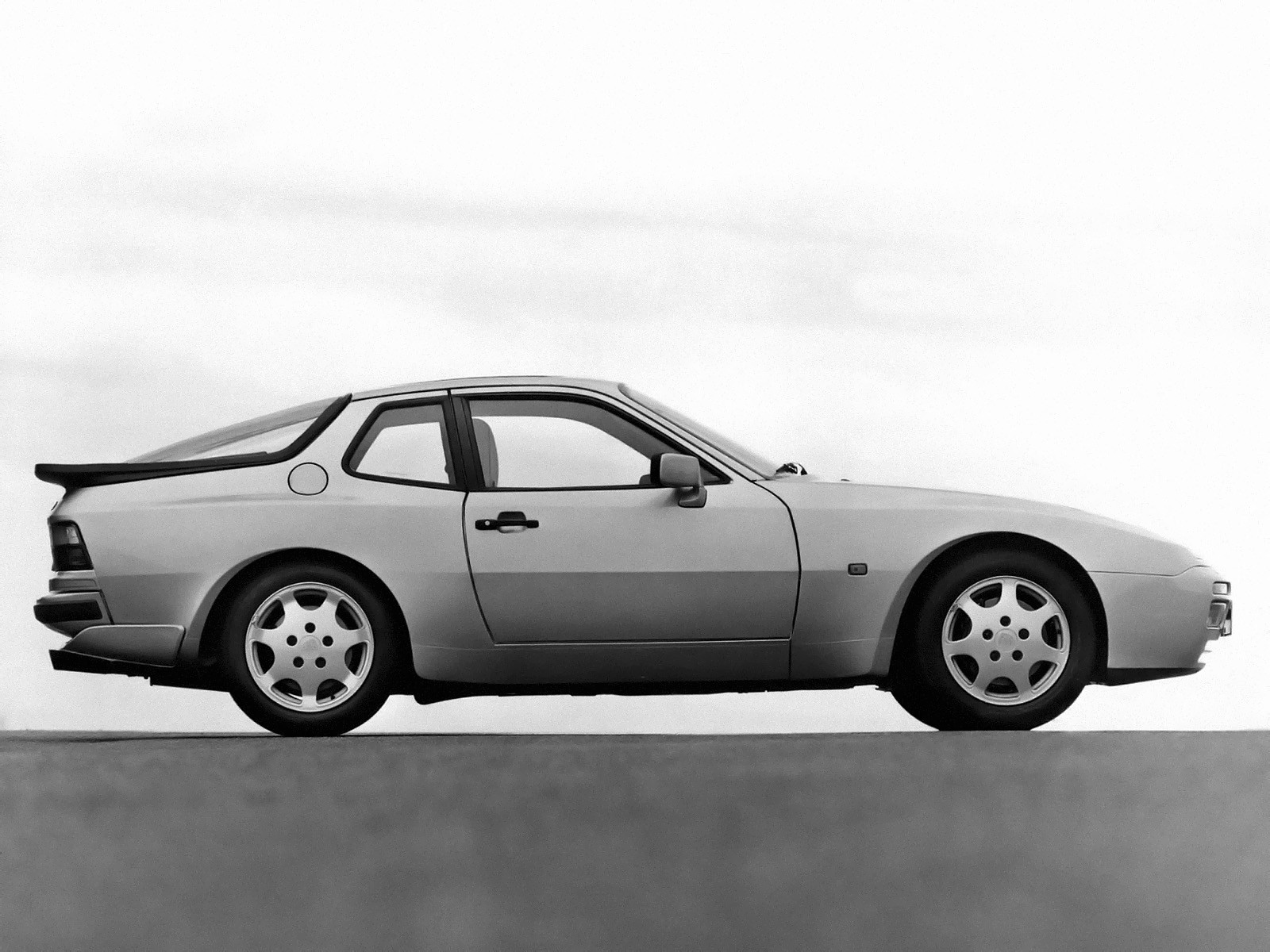Porsche 944 Turbo photo 21