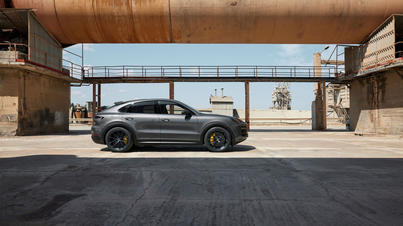 Porsche Cayenne Turbo E-Hybrid Coupe photo 16