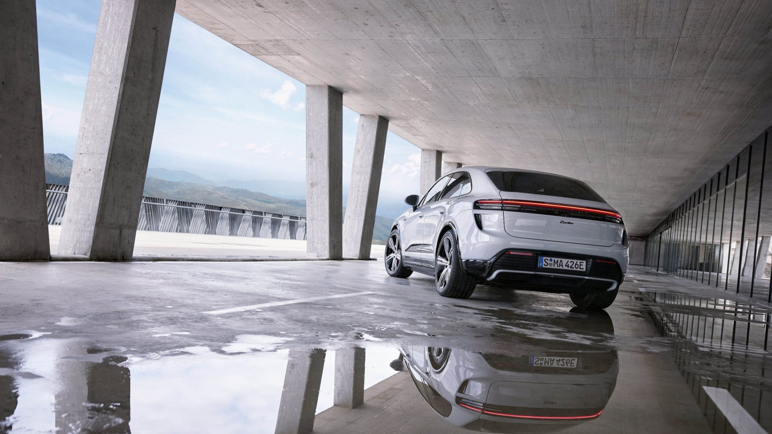 Porsche Macan Turbo Electric photo 4