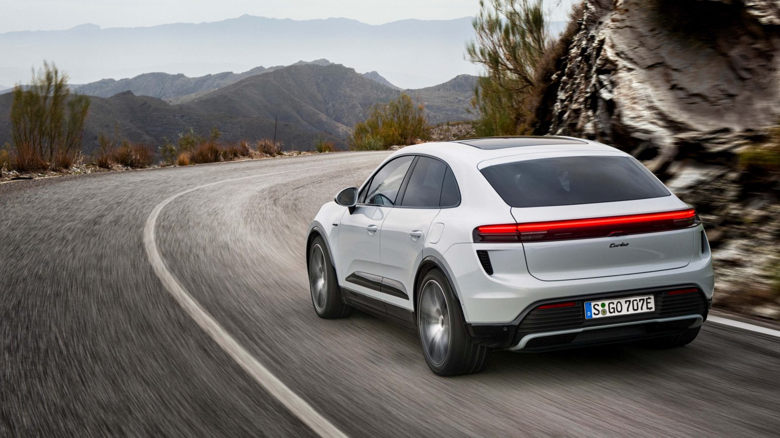 Porsche Macan Turbo Electric photo 6