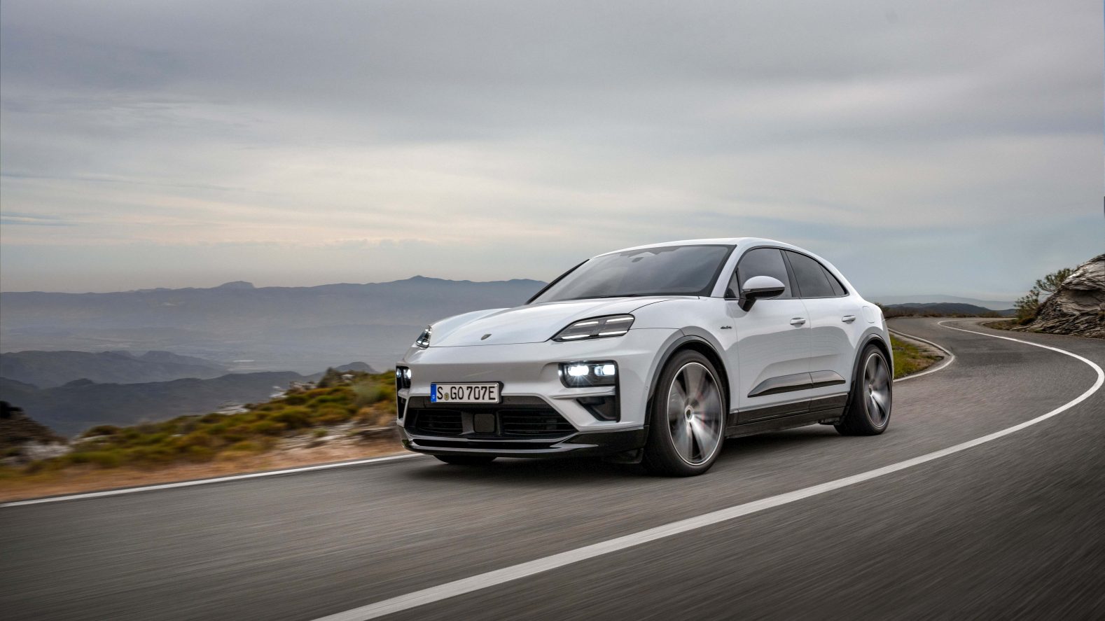 Porsche Macan Turbo Electric photo 9