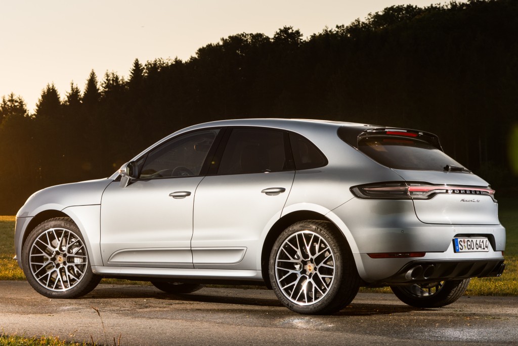 Porsche Macan Turbo photo 17