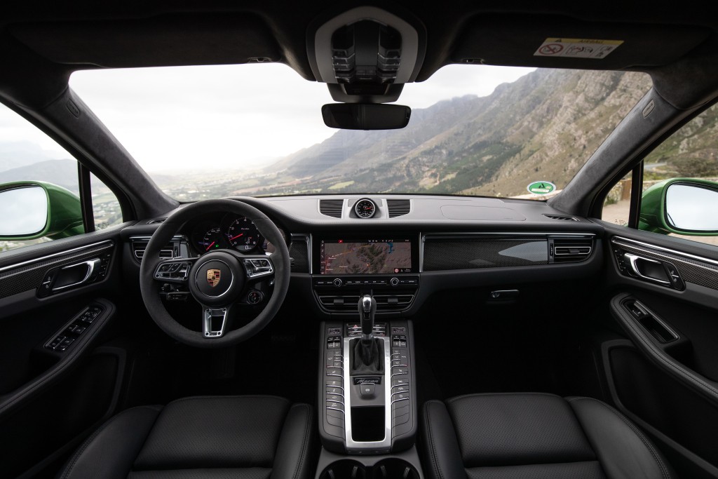Porsche Macan Turbo photo 31