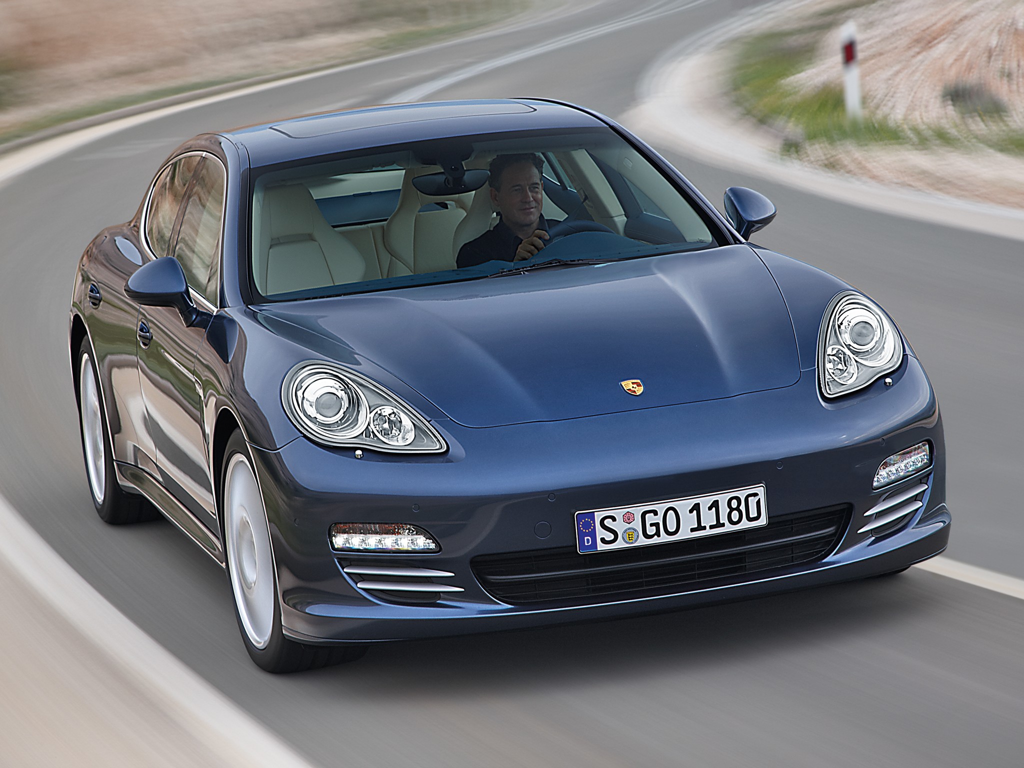 Porsche Panamera 4S photo 27