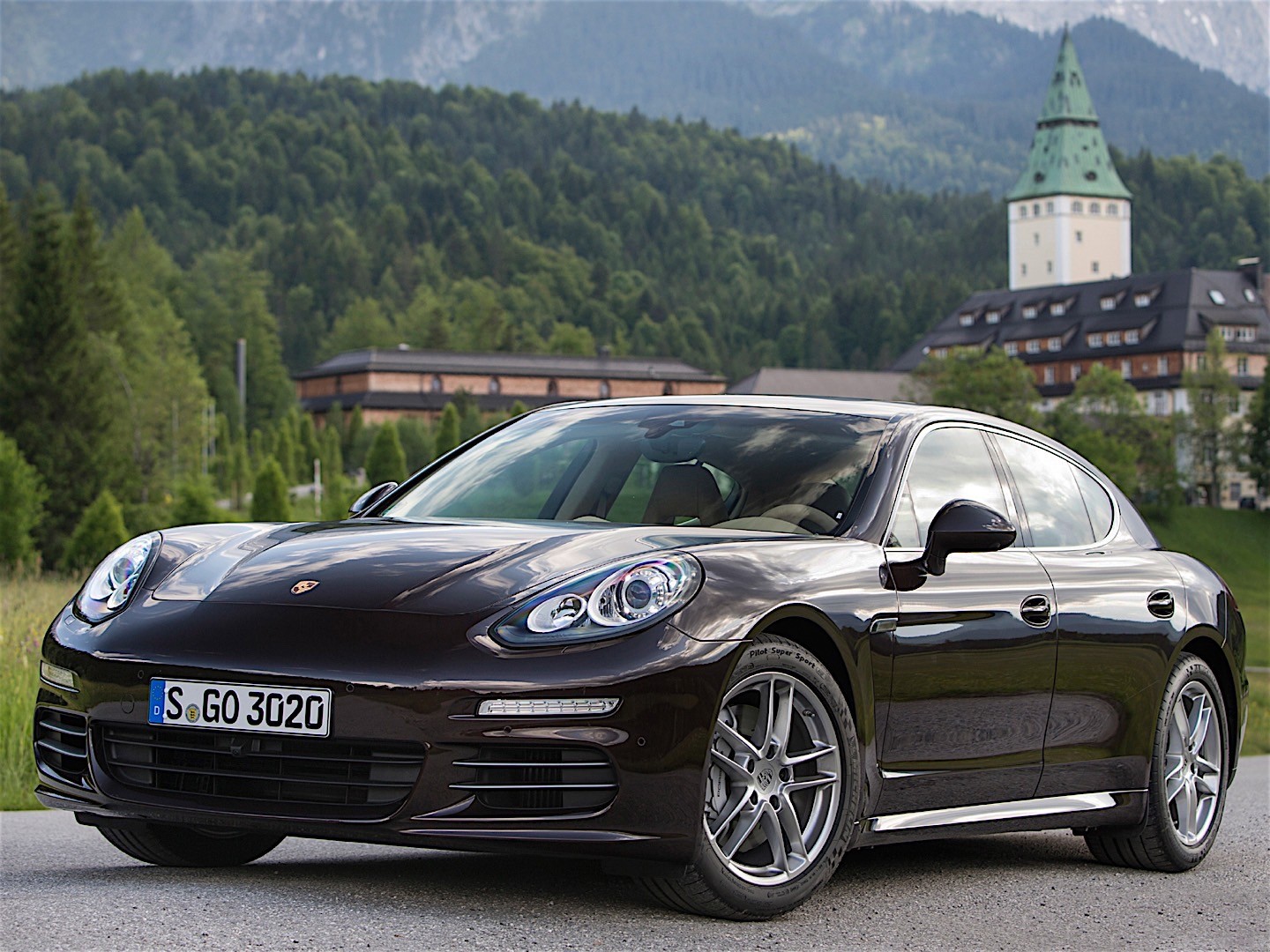 Porsche Panamera 4S photo 8