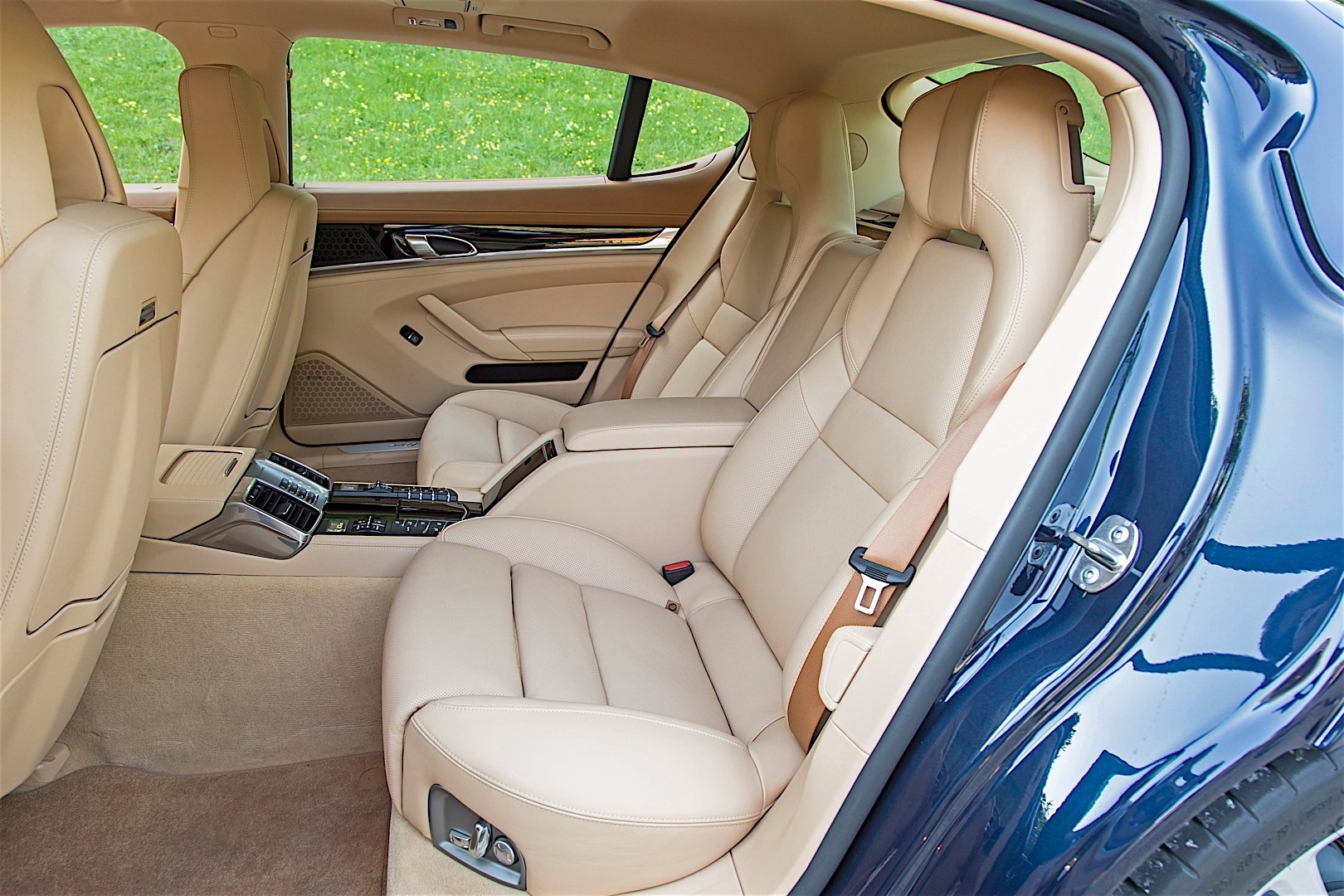 Porsche Panamera 4S photo 17