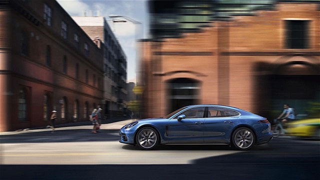 Porsche Panamera 4S photo 16