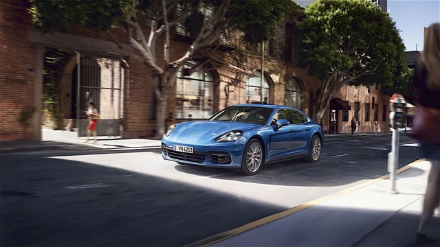 Porsche Panamera 4S photo 1