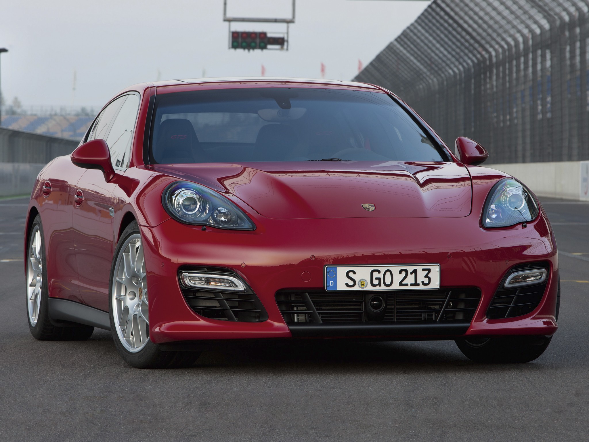 Porsche Panamera Gts photo 8