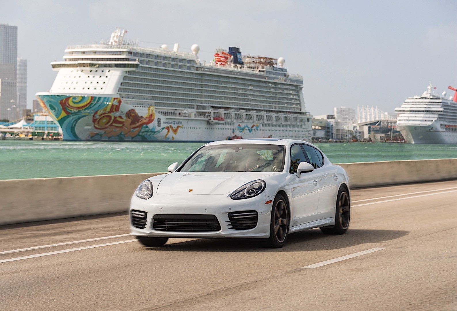 Porsche Panamera Gts photo 16