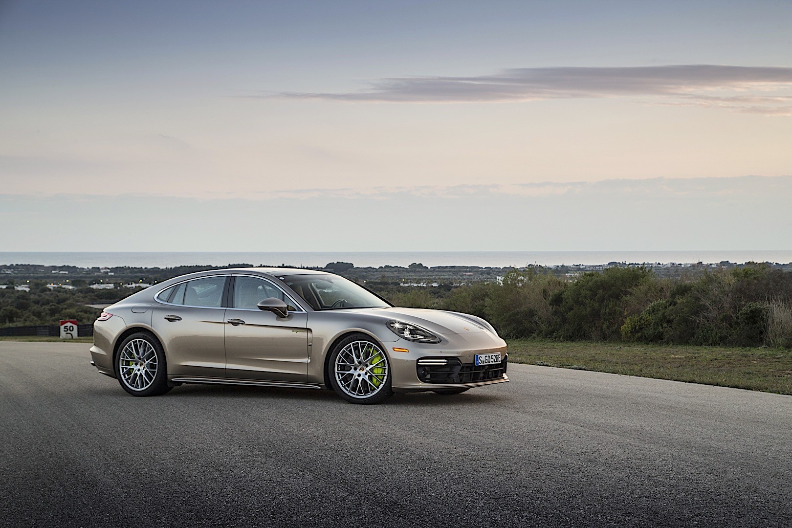 Porsche Panamera Turbo S E-Hybrid photo 10