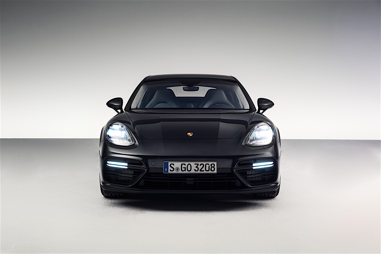 Porsche Panamera Turbo photo 2