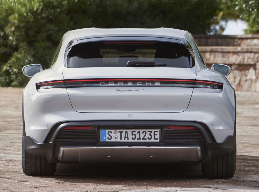 Porsche Taycan Cross Turismo photo 2