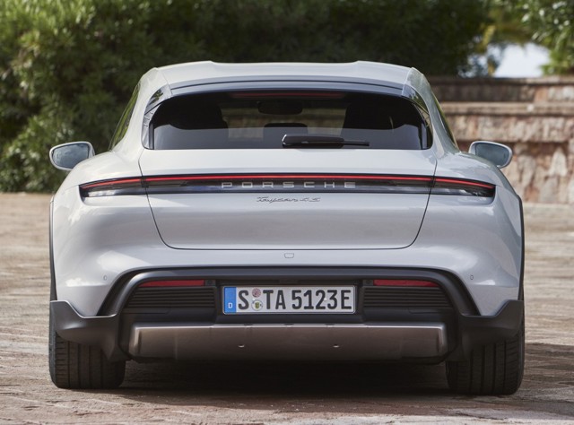 Porsche Taycan Cross Turismo photo 2