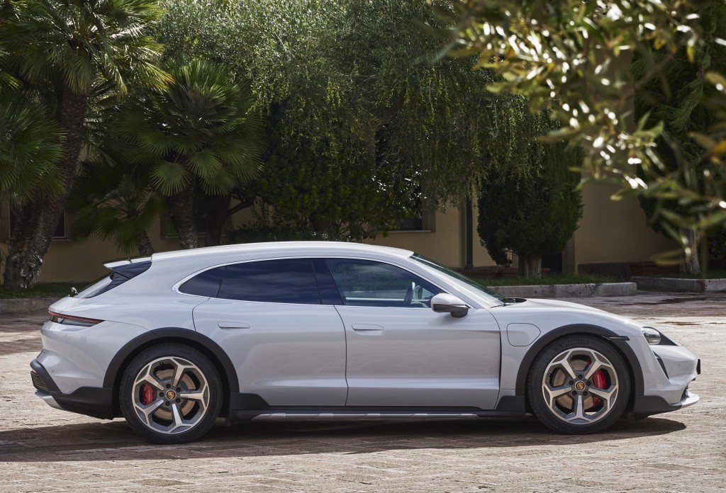 Porsche Taycan Cross Turismo photo 3