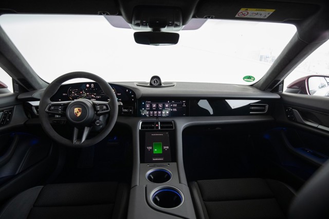 Porsche Taycan photo 30