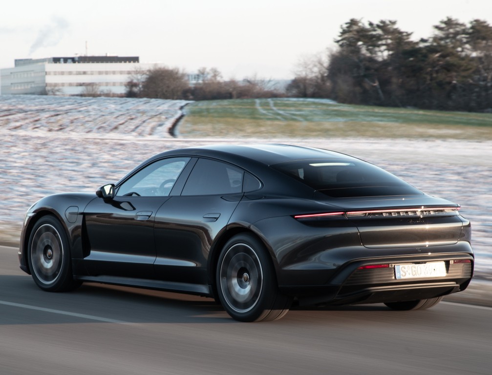 Porsche Taycan photo 18