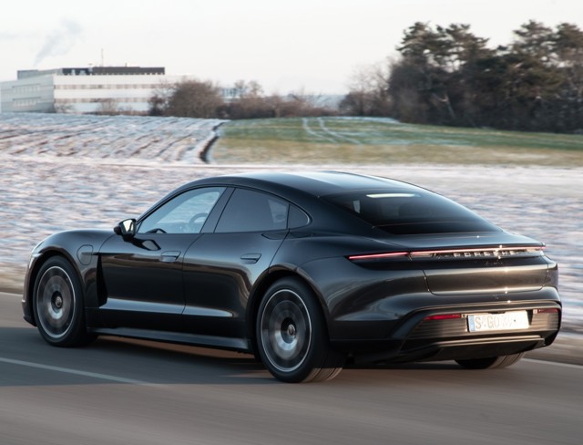 Porsche Taycan photo 18