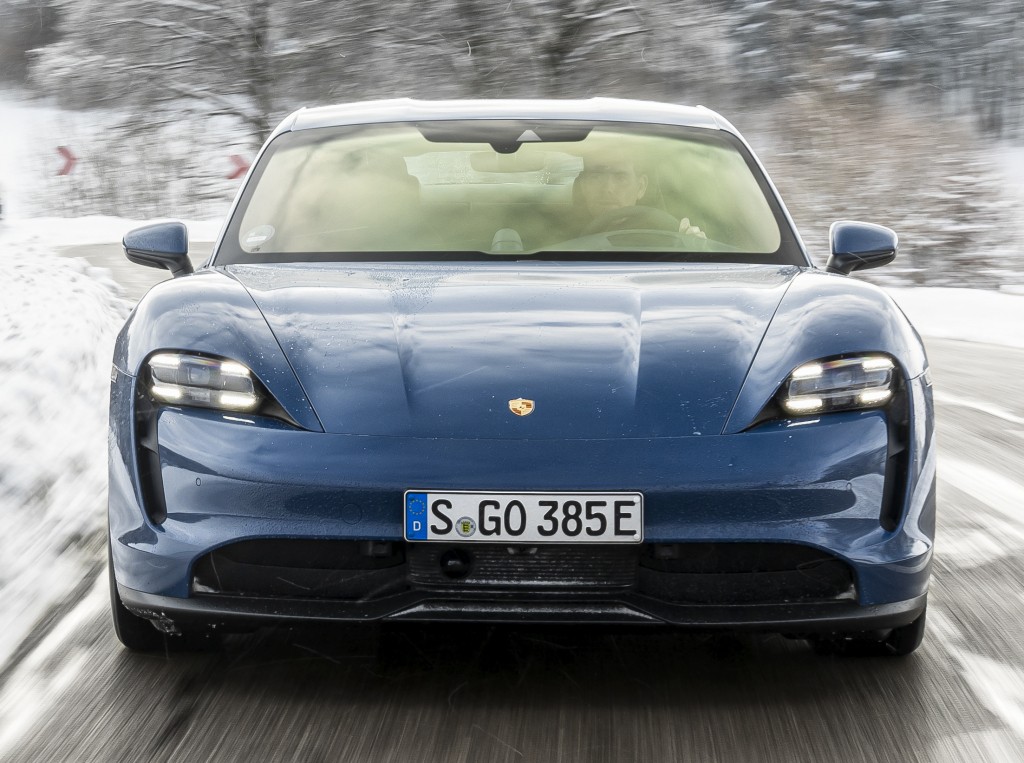 Porsche Taycan photo 26