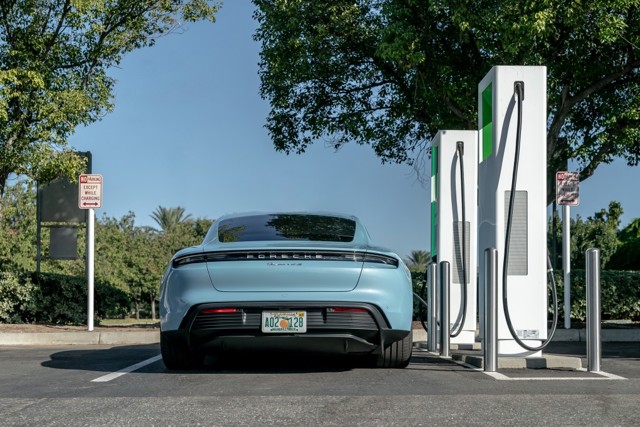Porsche Taycan photo 32