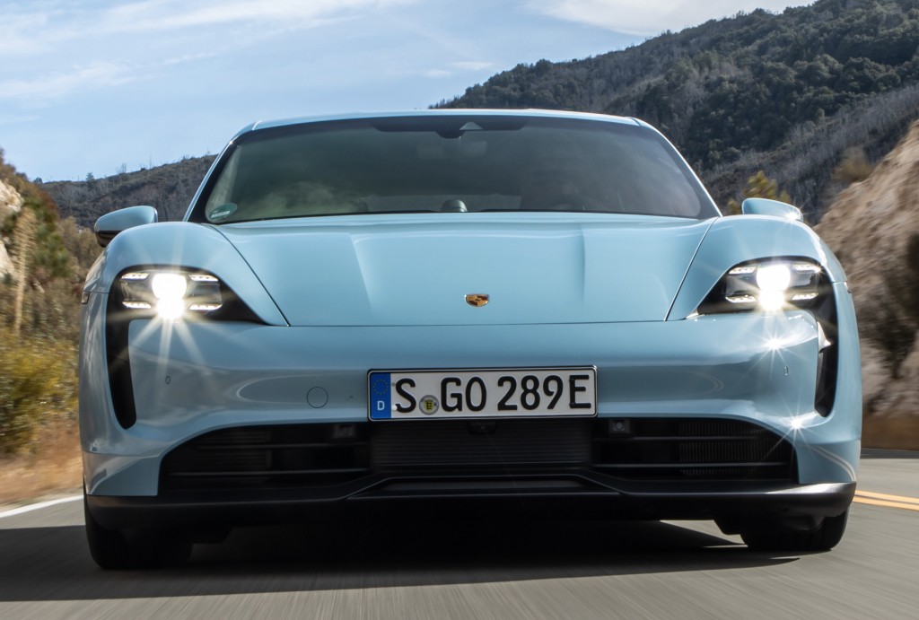 Porsche Taycan photo 33