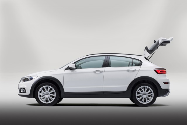 Qoros 3 photo 12
