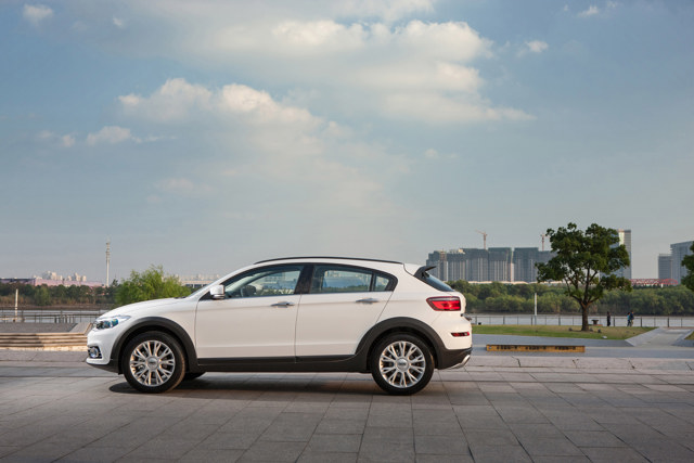 Qoros 3 photo 16