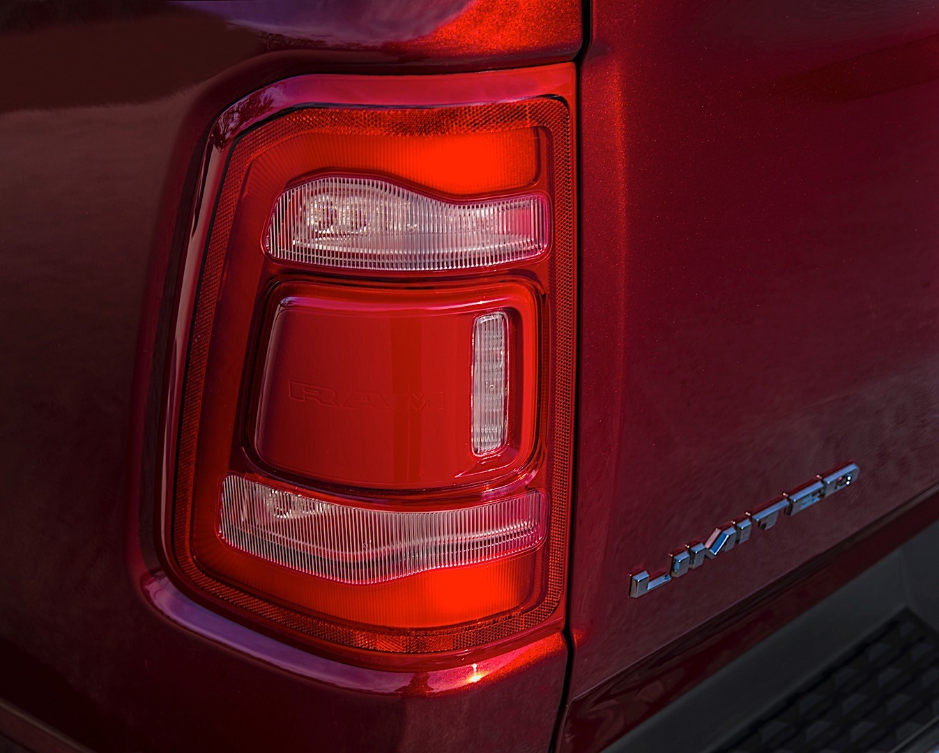 Ram Trucks 1500 photo 2