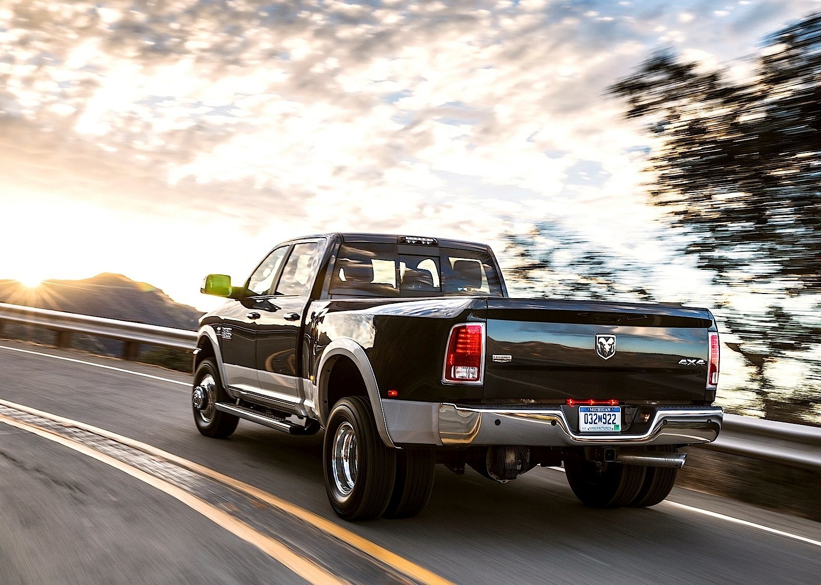 Ram Trucks 3500 photo 8