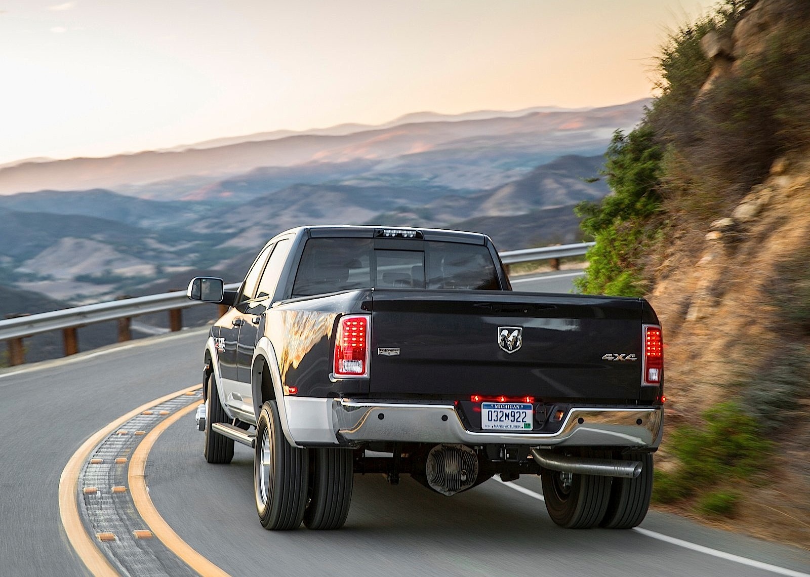 Ram Trucks 3500 photo 9