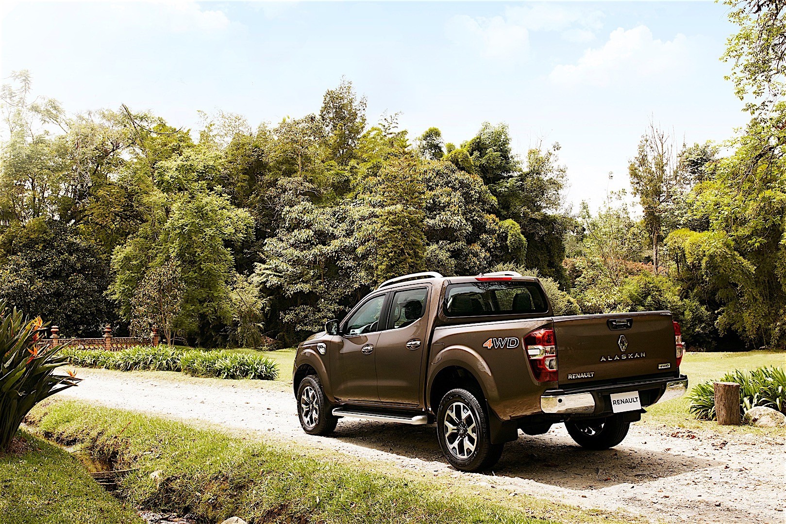 Renault Alaskan photo 5