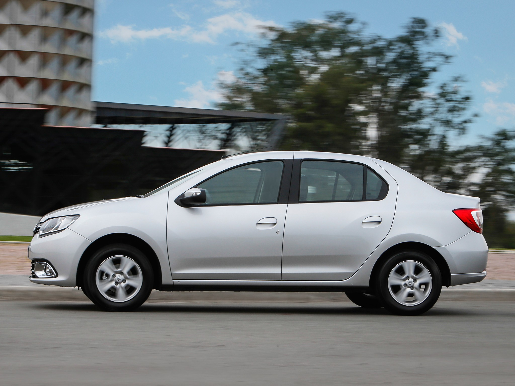 Renault Logan photo 9