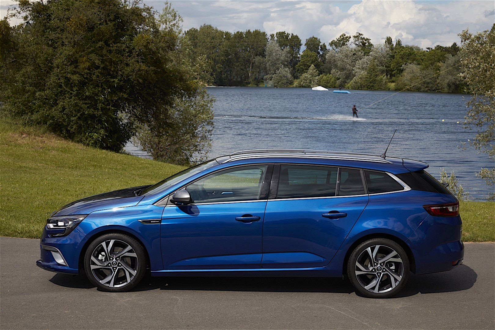 Renault Megane Estate photo 2