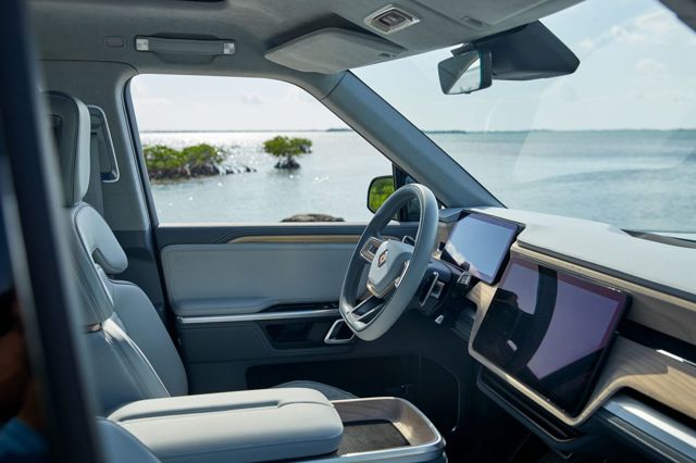 Rivian R1s photo 38
