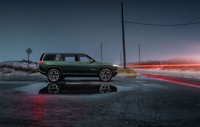 Rivian R1s photo 4