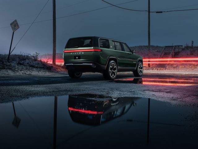 Rivian R1s photo 5