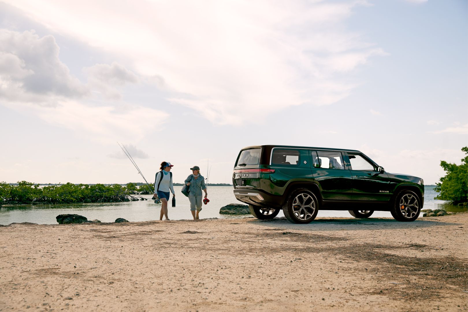 Rivian R1s photo 11