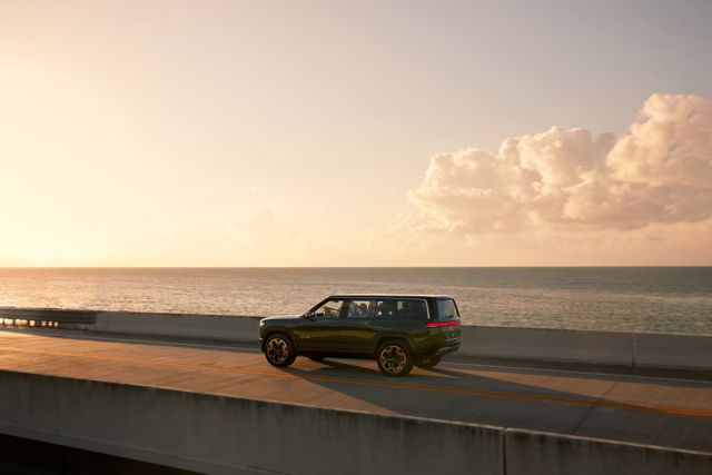Rivian R1s photo 12