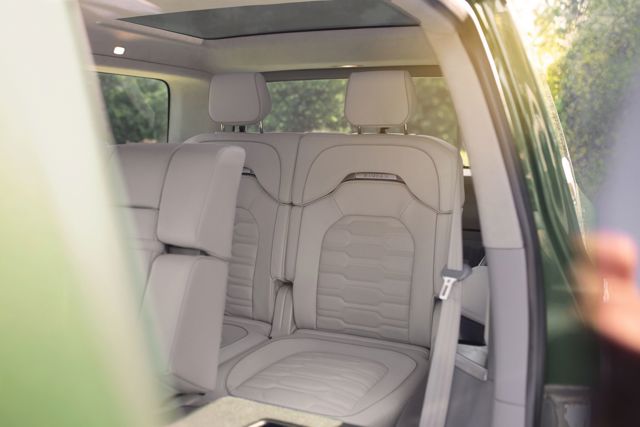 Rivian R1s photo 39
