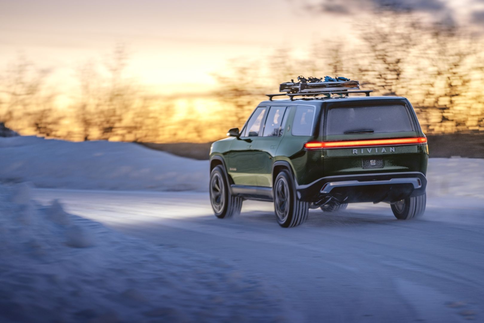 Rivian R1s photo 27