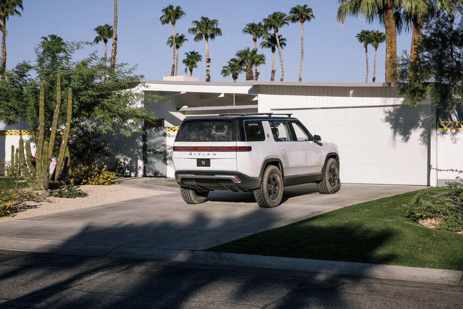 Rivian R1s photo 32