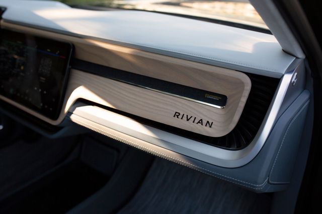 Rivian R1s photo 42